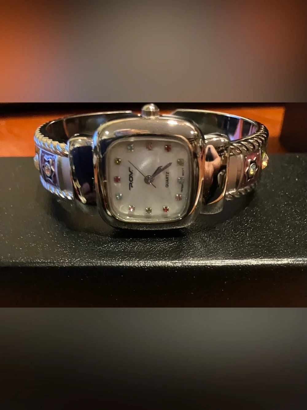 P.O.V. quartz hinged